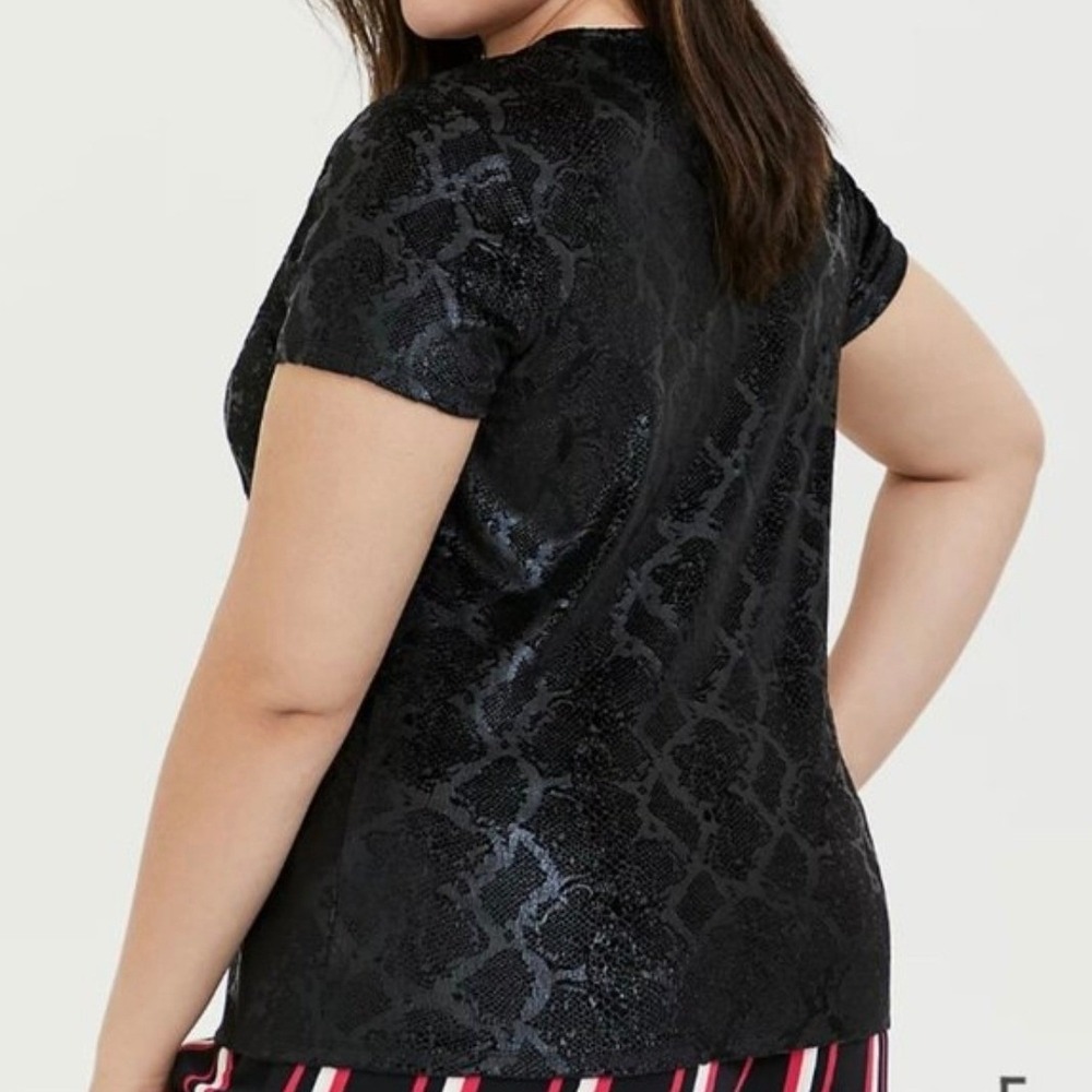 Torrid black snakeskin texture velvet short sleeve shirt plus size 0 or XL - Picture 2 of 12
